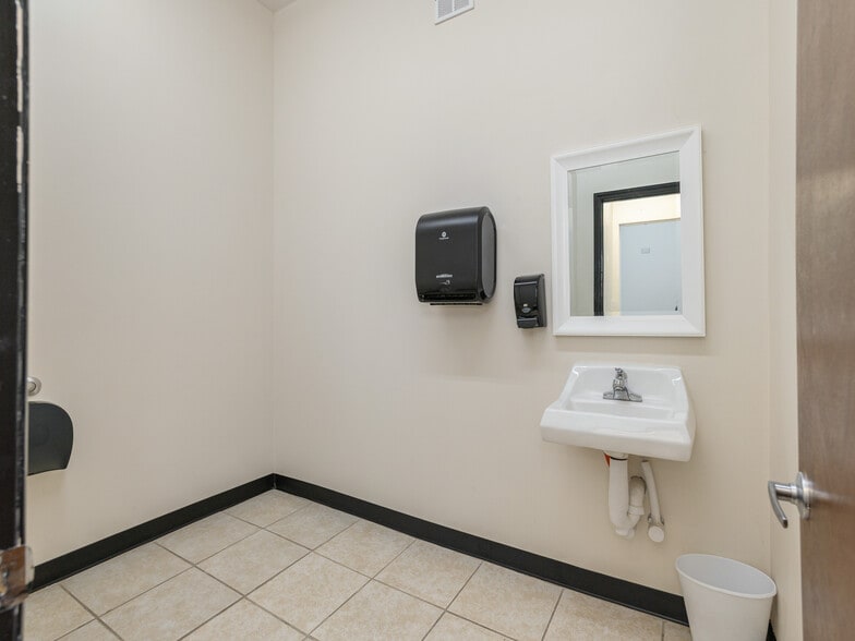 More Photos Of 579 Tunnel Rd, Asheville Freestanding For Lease