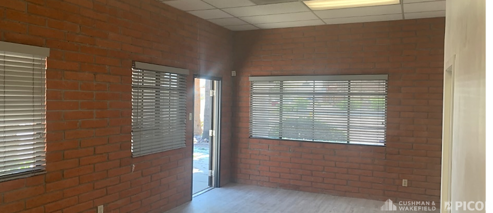 More Photos Of 460-470 W Roger Rd, Tucson Showroom For Lease