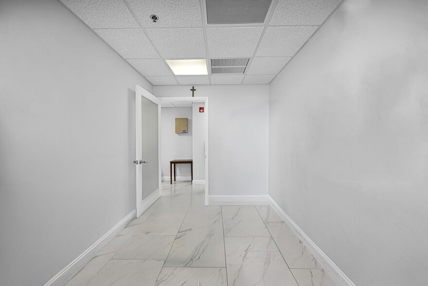 More Photos Of 12550 Biscayne Blvd, North Miami Medical For Lease