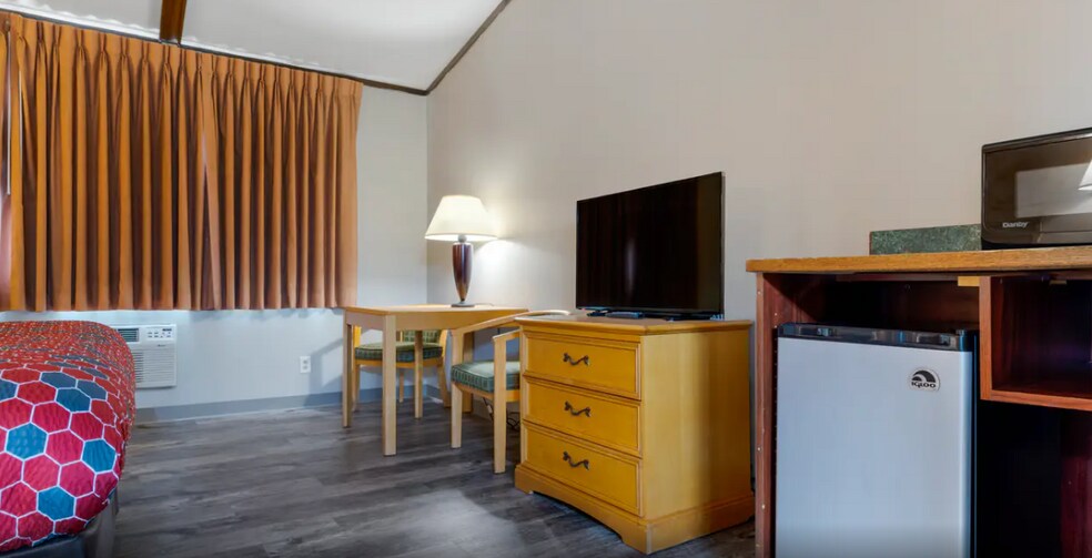 More Photos Of 2050 S US 41, Marquette Hotel For Sale