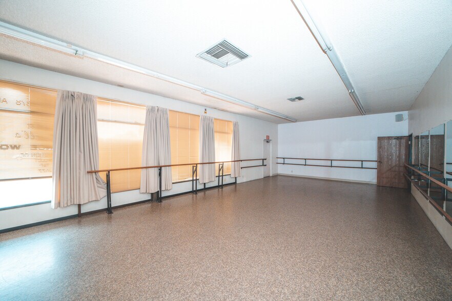 More Photos Of 20942-20948 Bloomfield Ave, Lakewood Unknown For Lease