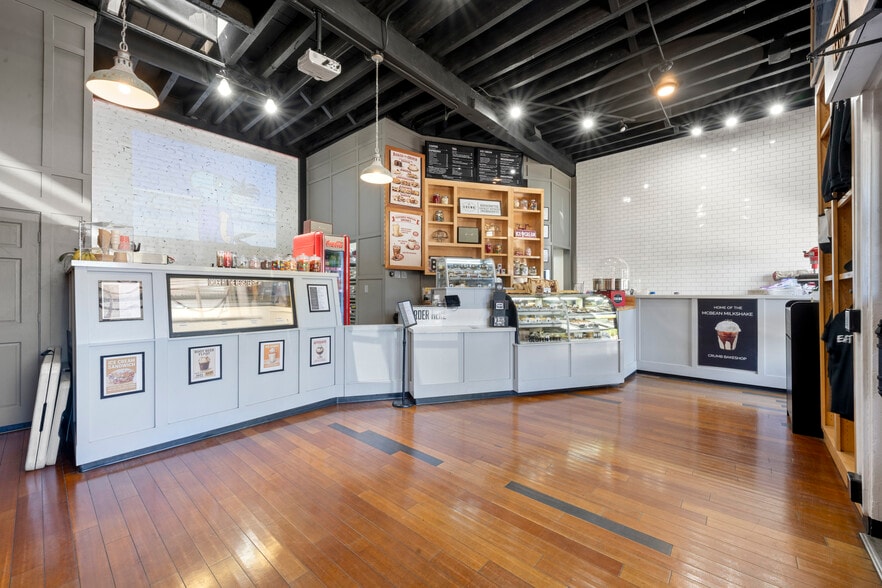 More Photos Of 505-678 Lincoln Blvd, Lincoln Storefront For Sale