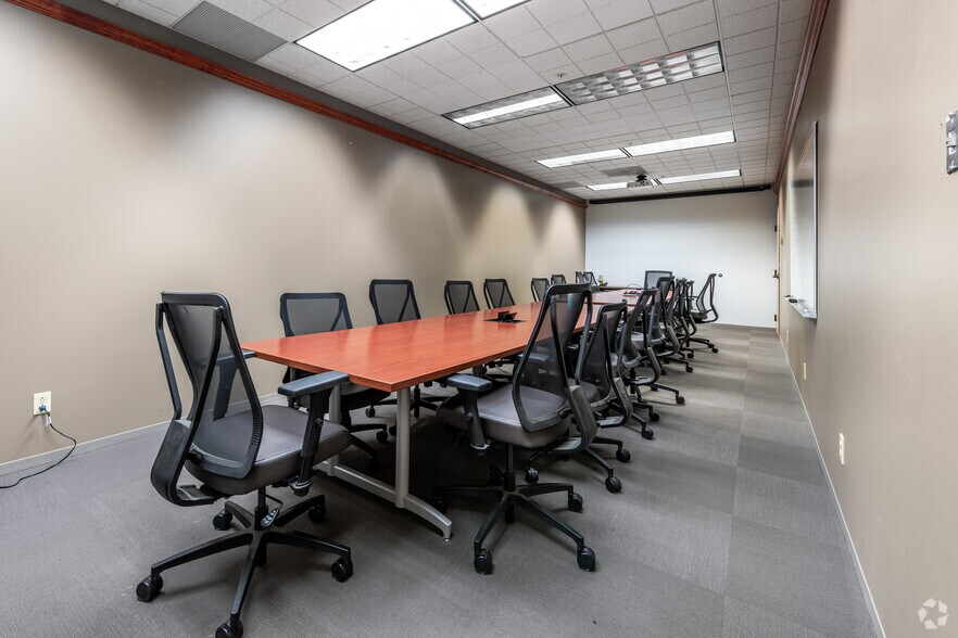 More Photos Of 7711 E Pleasant Valley Rd, Independence Showroom For Lease