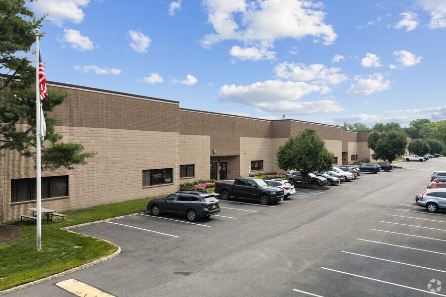 More Photos Of 600 Ryerson Rd, Lincoln Park Warehouse For Lease