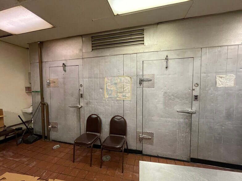 More Photos Of 6831 W North Ave, Oak Park Restaurant For Sale