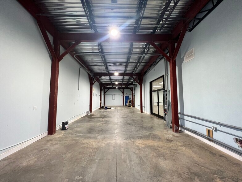 More Photos Of 2613-2617 Executive Point Dr, Monroe Showroom For Lease