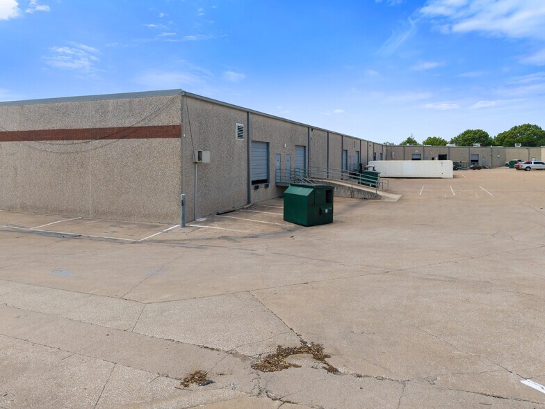 More Photos Of 11601 Plano Rd, Dallas Unknown For Lease