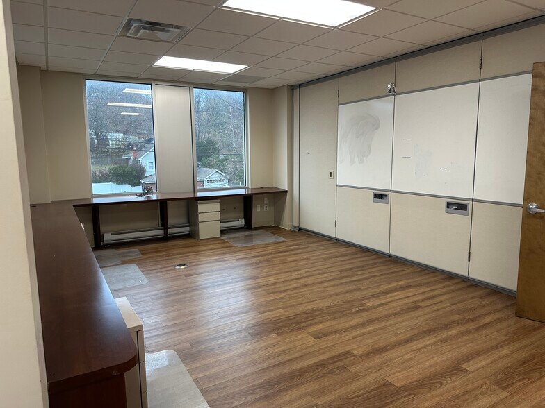 More Photos Of 1092 W Jericho Tpke, Commack Storefront Retail Office For Lease