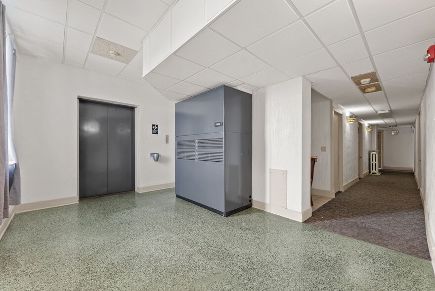 More Photos Of 36 W 4th St, Dubuque Hotel For Sale