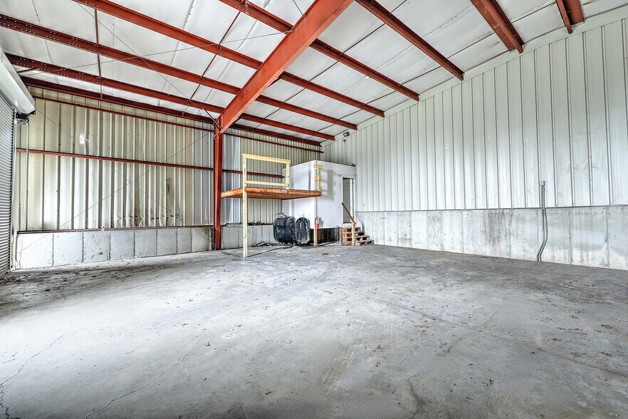 More Photos Of 1055 E Main Rd, Portsmouth Warehouse For Lease