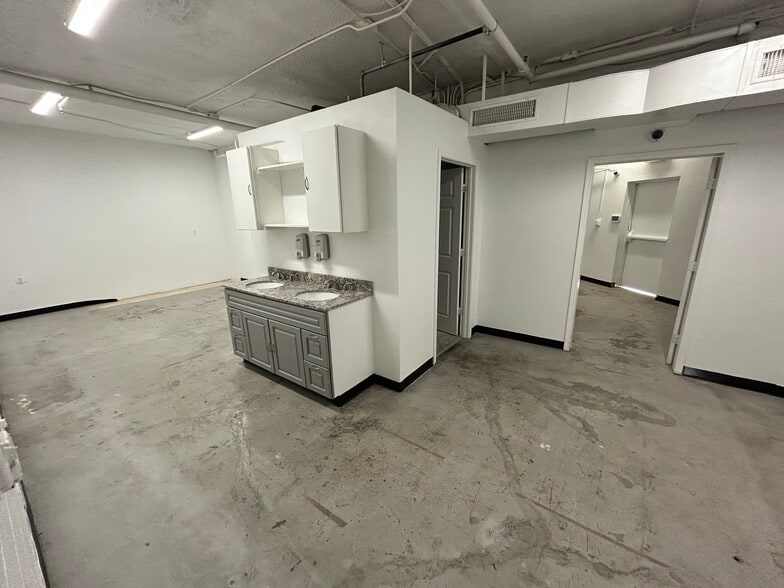 More Photos Of 2046 W Ironwood Dr, Phoenix Manufacturing For Sale