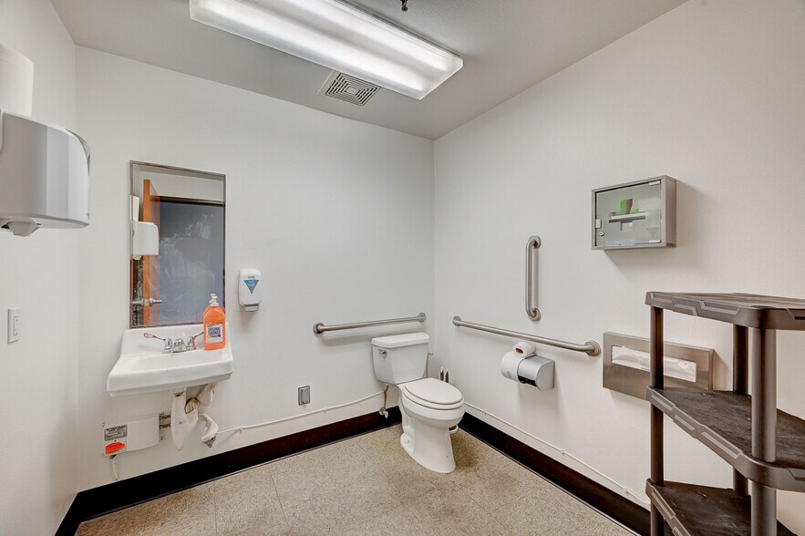 More Photos Of 3908 Civic Center Dr, North Las Vegas Distribution For Lease