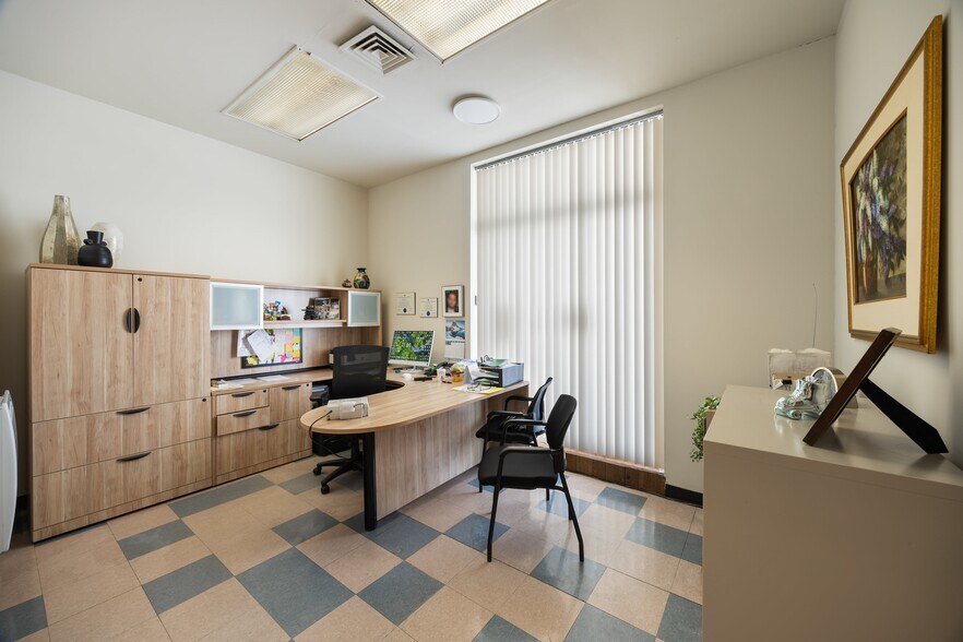 More Photos Of 9525 Boul Taschereau, Brossard Freestanding For Sale
