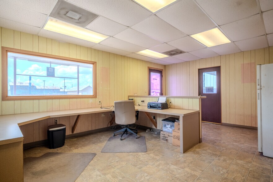 More Photos Of 619 E Jackson St, El Campo Warehouse For Sale