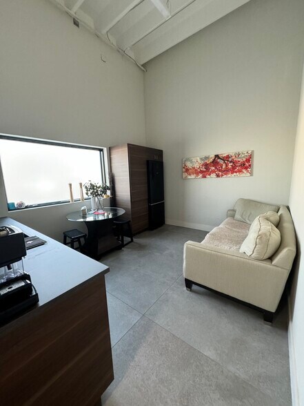 More Photos Of 2030-2046 Harvard St, Sarasota Showroom For Lease