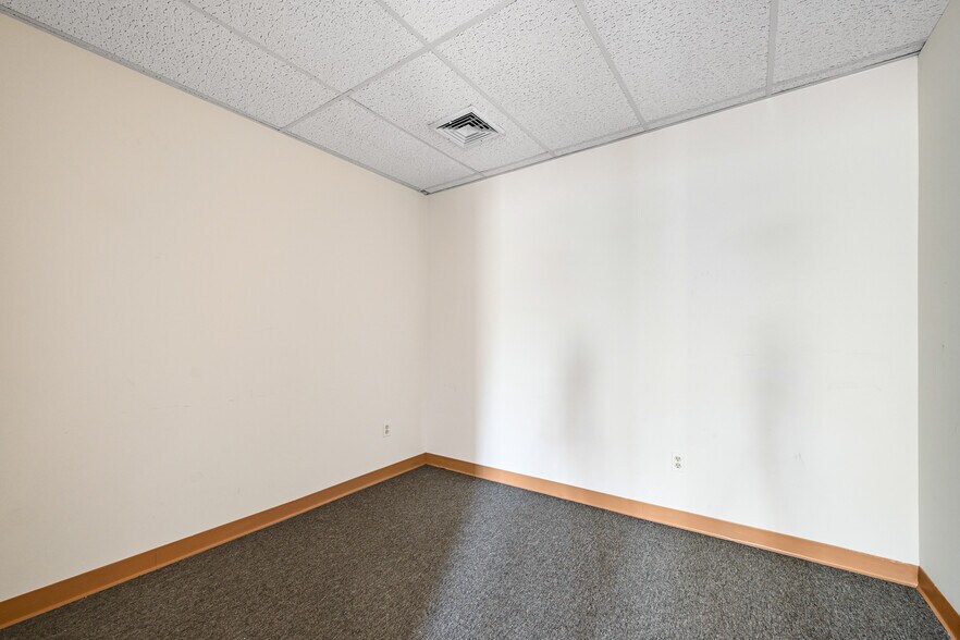 More Photos Of 15 Rockland Ter, Verona Office For Lease