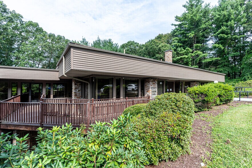 More Photos Of 35 Tower Ln, Avon Office For Lease