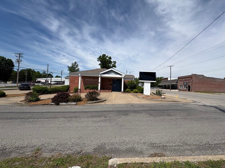 More Photos Of 201 W Broadway Blvd, Johnston City Office For Sale