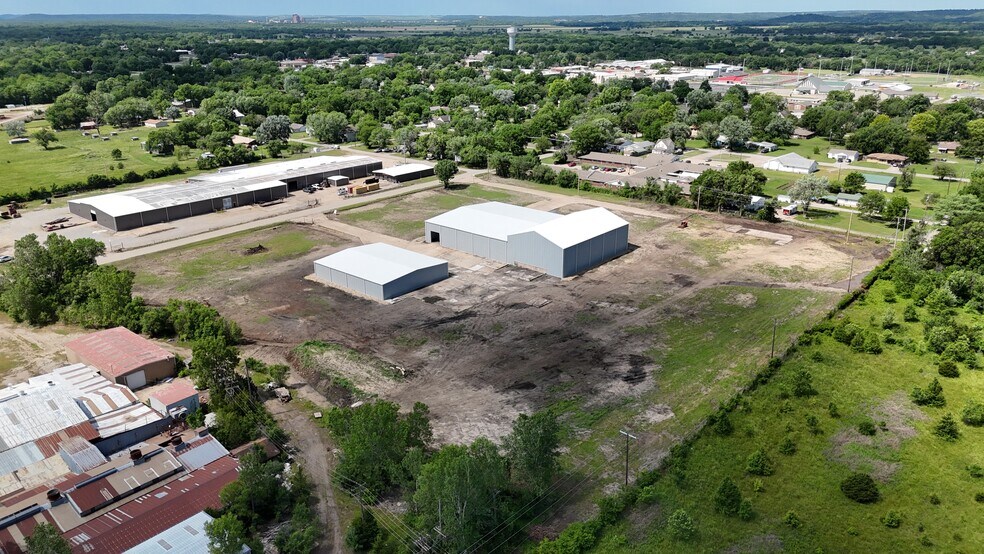More Photos Of 1100 E 14th St, Dewey Warehouse For Lease