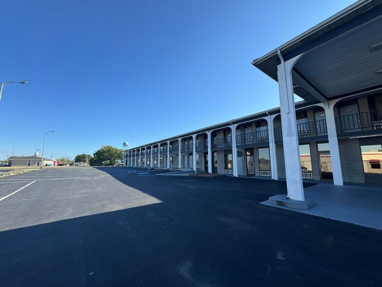 More Photos Of 990 Maple St, Russell Springs Hotel For Sale