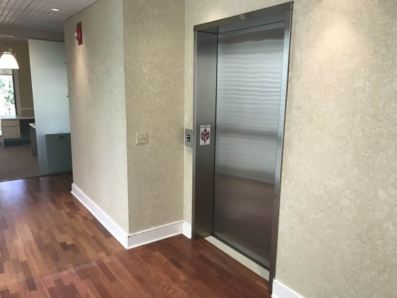 More Photos Of 52 New Orleans Rd, Hilton Head Island Office For Sale