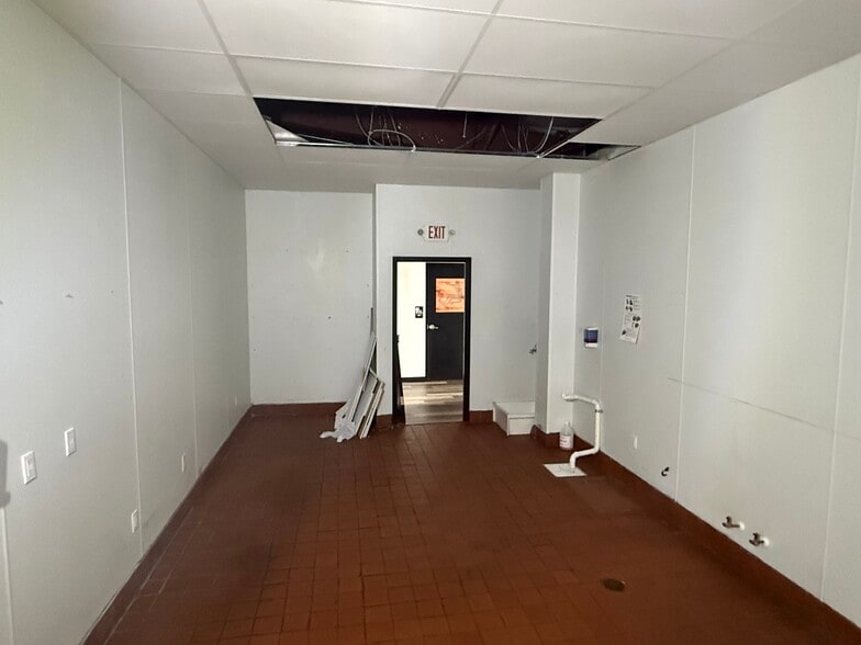 More Photos Of 5803 Old Shell Rd, Mobile Storefront For Lease