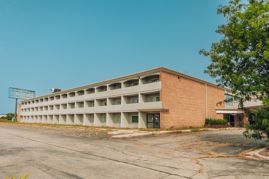 More Photos Of 6331 S 13th St, Milwaukee Hotel For Sale