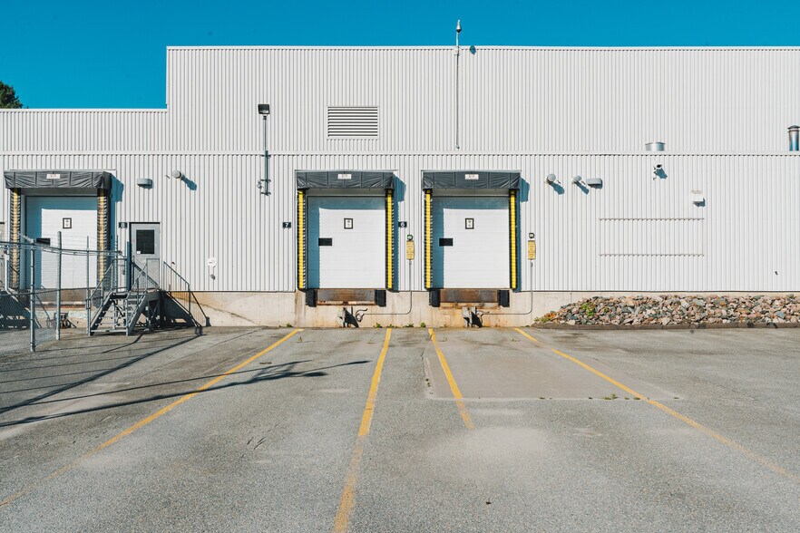More Photos Of 4140-4150 Boul De Portland, Sherbrooke Manufacturing For Lease