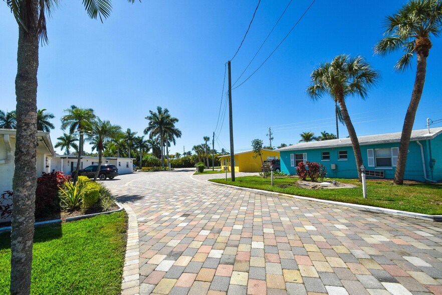 More Photos Of 14621 McGregor Blvd, Fort Myers Apartments For Sale