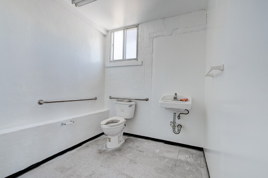 More Photos Of 4337 147th St, Lawndale Industrial For Sale