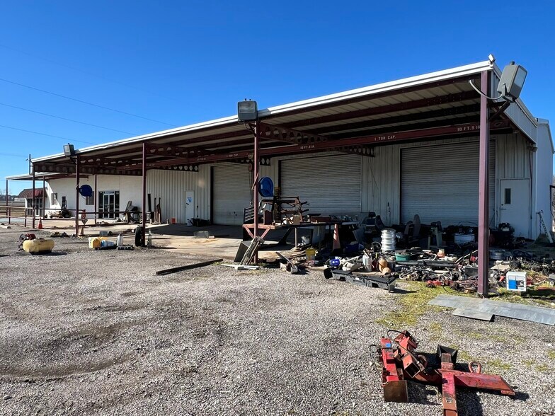 More Photos Of 3226 N Main St, Cleburne Warehouse For Lease