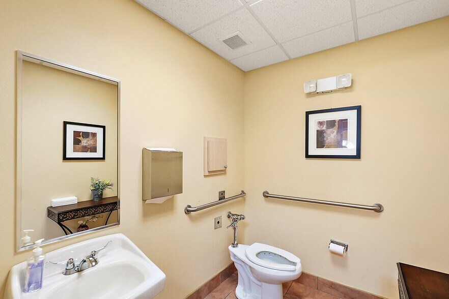 More Photos Of 1414 E Main St, Leesburg Medical For Lease