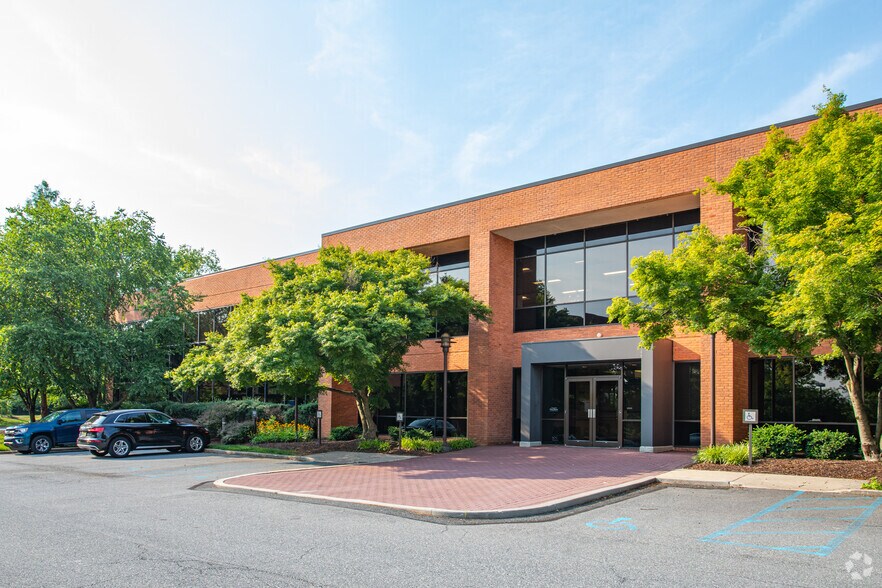 More Photos Of 240 Continental Dr, Newark Office For Lease