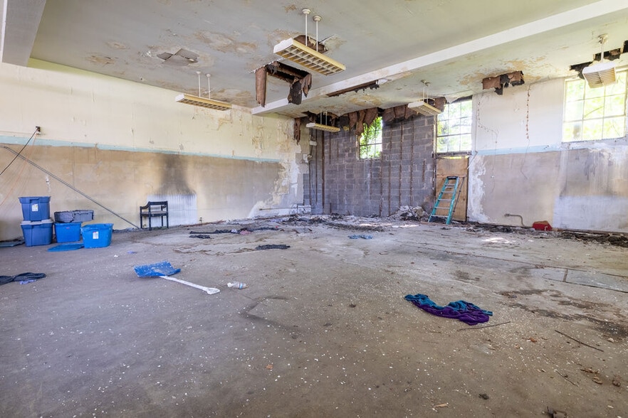 More Photos Of 15212 Lake Shore Blvd, Cleveland Flex For Sale