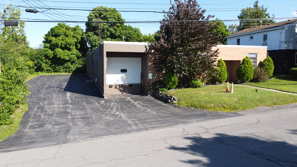 Primary Photo Of 1018 Cadillac St, Syracuse Light Manufacturing For Sale