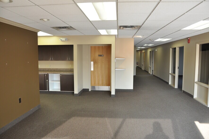 More Photos Of 3 Townline Cir, Rochester Showroom For Lease