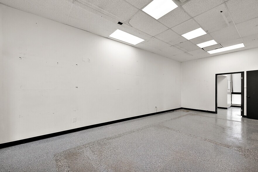 More Photos Of 150 E University Dr, Rochester Storefront Retail Office For Lease