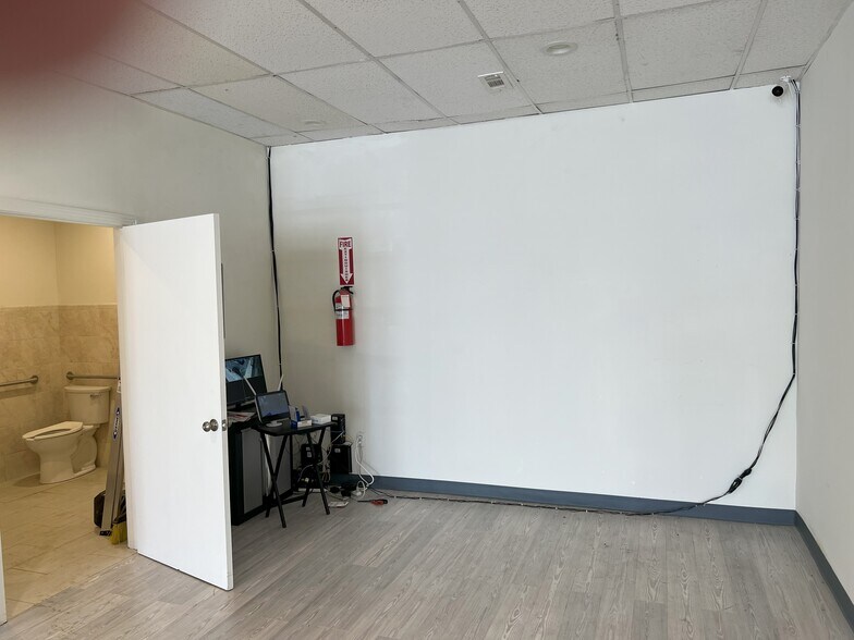 More Photos Of 8120-8122 Sepulveda Blvd, Panorama City Freestanding For Lease