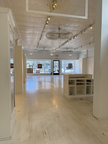 More Photos Of 35 Main St, Southampton Storefront For Lease