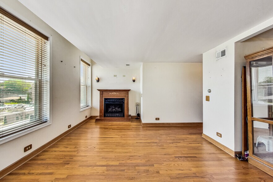 More Photos Of 2506-2508 N Clybourn Ave, Chicago Storefront Retail Residential For Sale