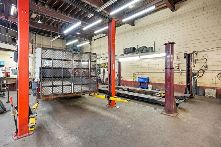 More Photos Of 1237-1255 Cousineau St, Ottawa Service For Sale