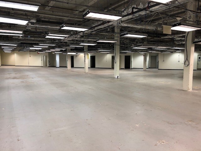 More Photos Of 2515 50th St, Woodside Warehouse For Lease