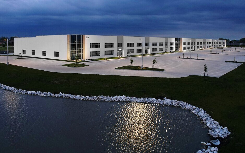 More Photos Of 305 Adventureland Drive NW, Altoona Showroom For Lease