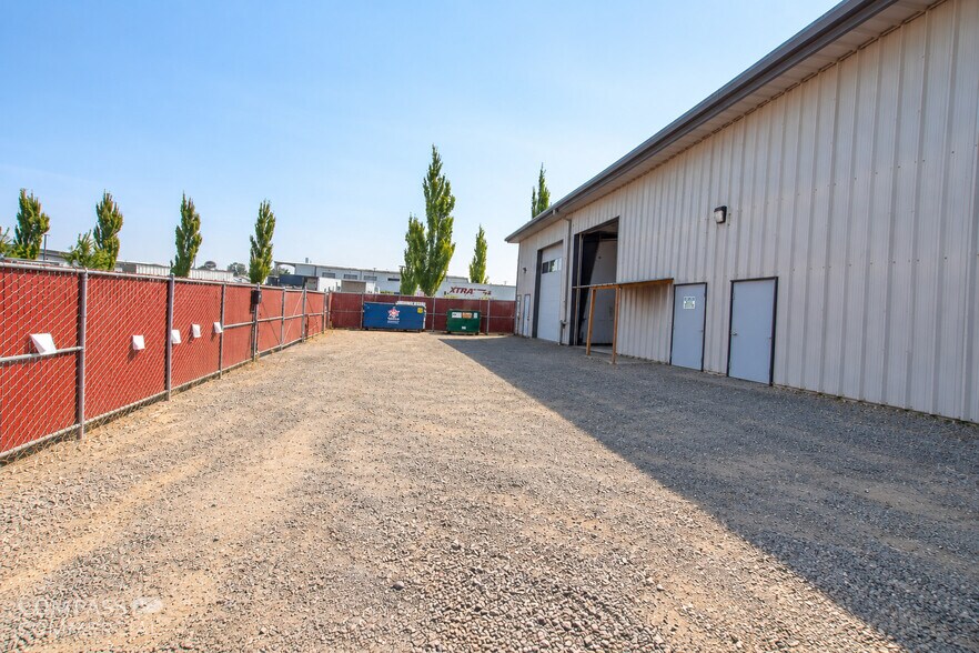 More Photos Of 675 NE Hemlock Ave, Redmond Warehouse For Lease