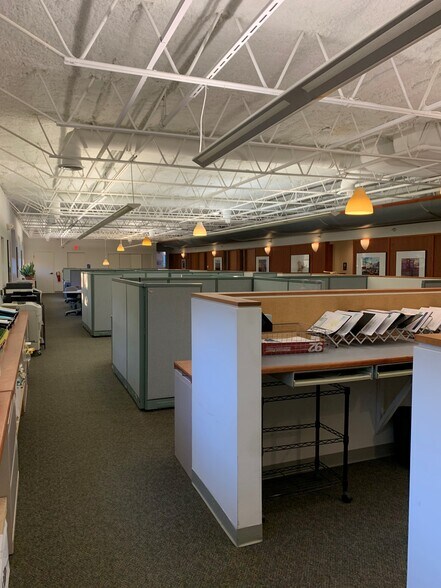 More Photos Of 103 Schelter Rd, Lincolnshire Loft Creative Space For Lease