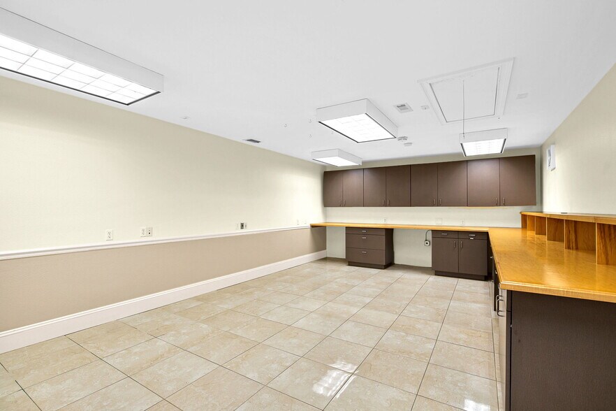 More Photos Of 525 8th St W, Bradenton Office For Sale