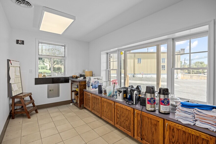 More Photos Of 294 Lee Hwy, Verona General Retail For Lease