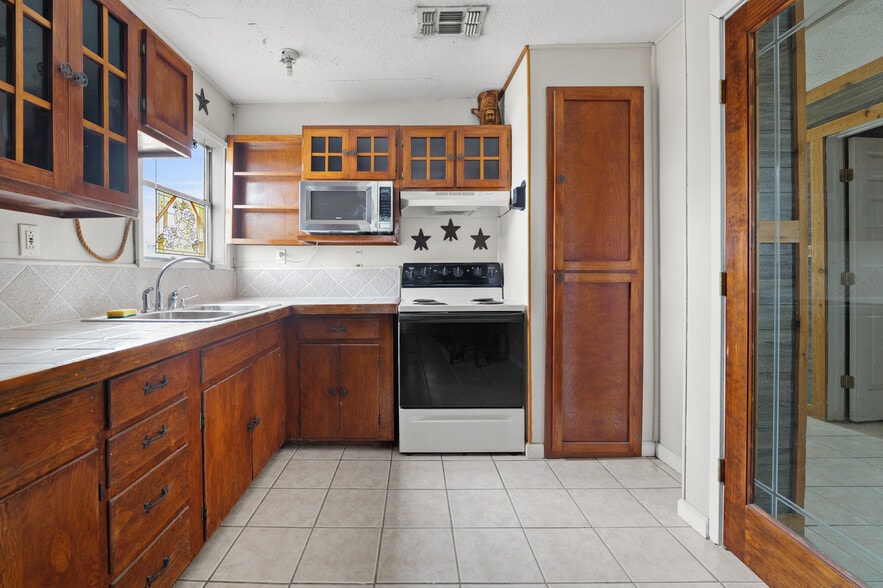 More Photos Of 2330 Schuwirth Rd, Converse Warehouse For Lease