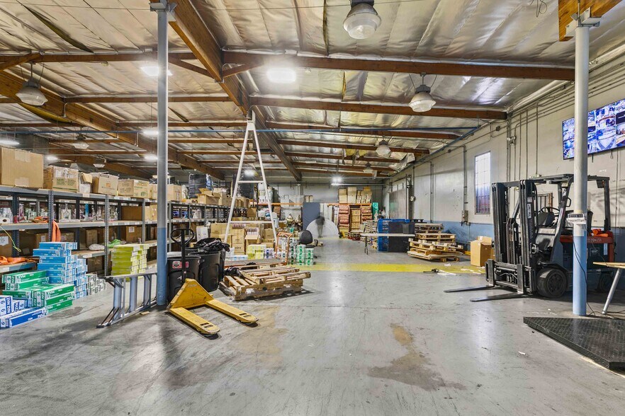 More Photos Of 9362 Eton Ave, Chatsworth Warehouse For Lease