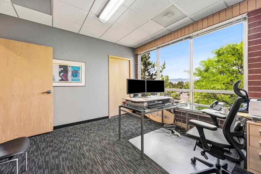 More Photos Of 861 Southpark Dr, Littleton Flex For Sale